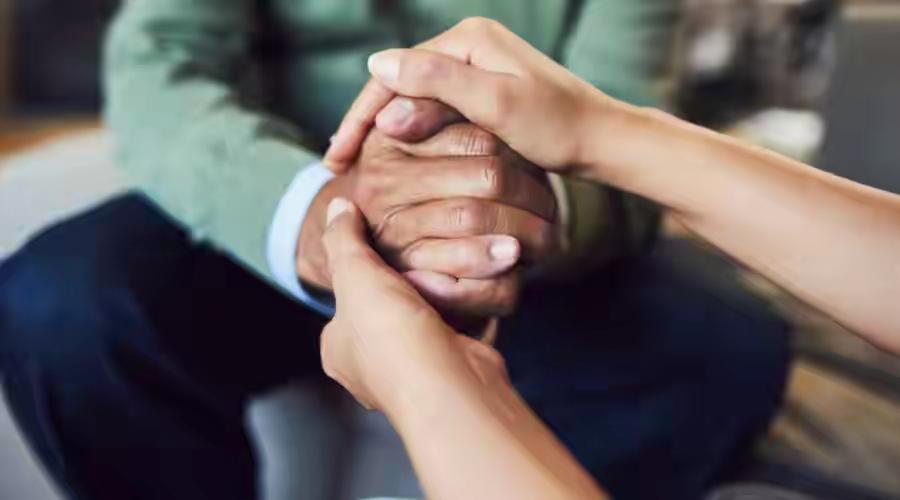 谁能想到，91岁老人熬了一辈子攒下的900万积蓄，竟栽在了最亲的儿子儿媳手里！满