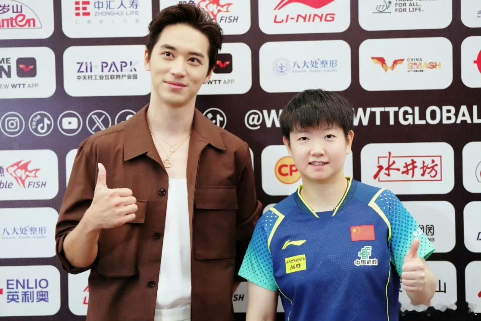 只要心怀热爱，赛场上的每一张照片都是精彩的🫶#孙颖莎许魏洲合照# #刘国梁观战