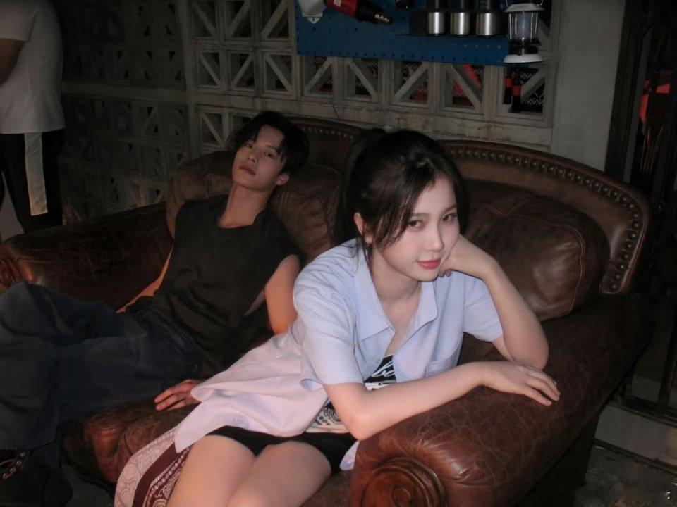 双轨口碑太绝了酸涩拉扯暧昧完全演出来了，导演的拍摄手法也好绝，光影结构好好看，一