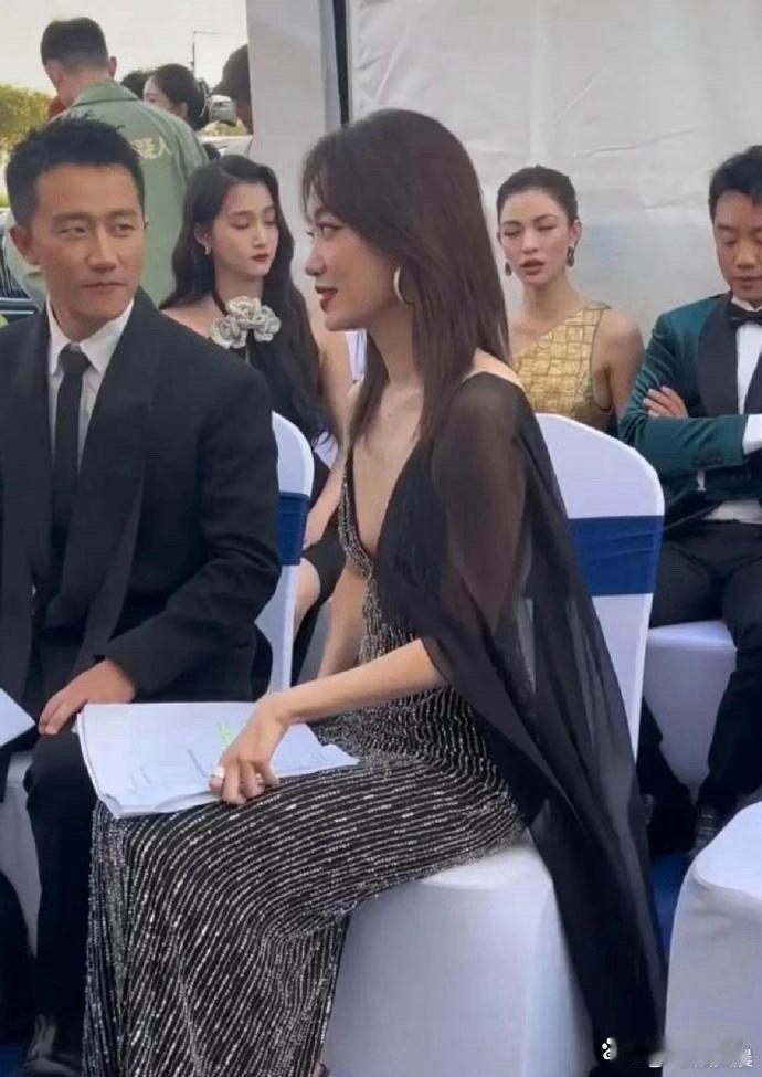 张小斐身着低胸装亮相，造型明艳吸睛，身旁的黄轩都显得有些拘谨，全程不敢轻易低头直