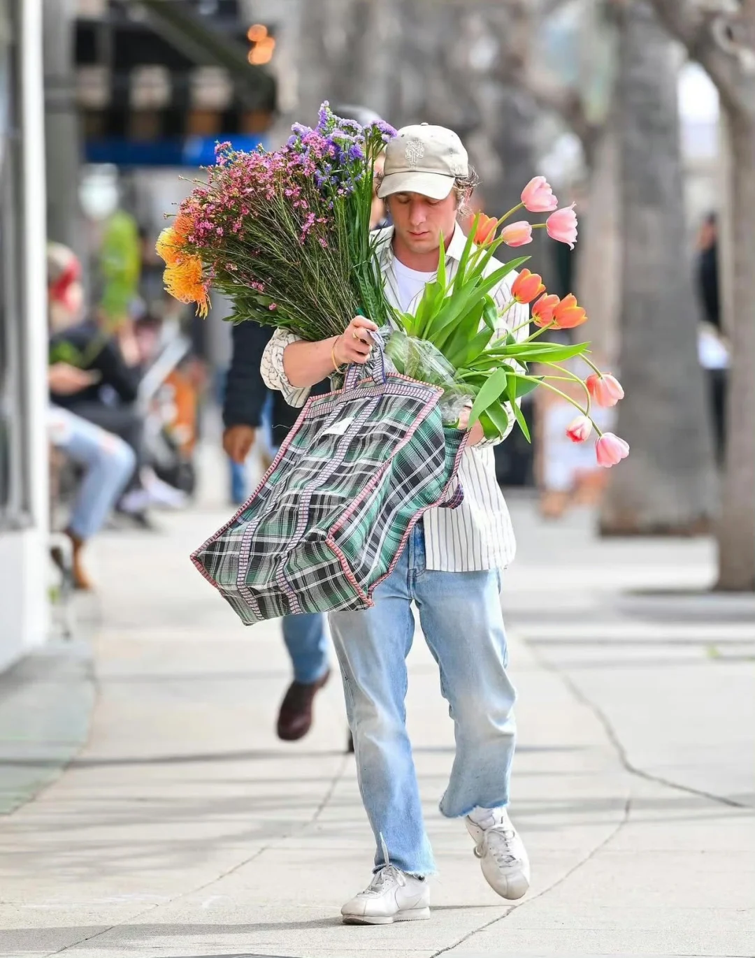这个最爱花的男人，终于解释了他为什么爱花！