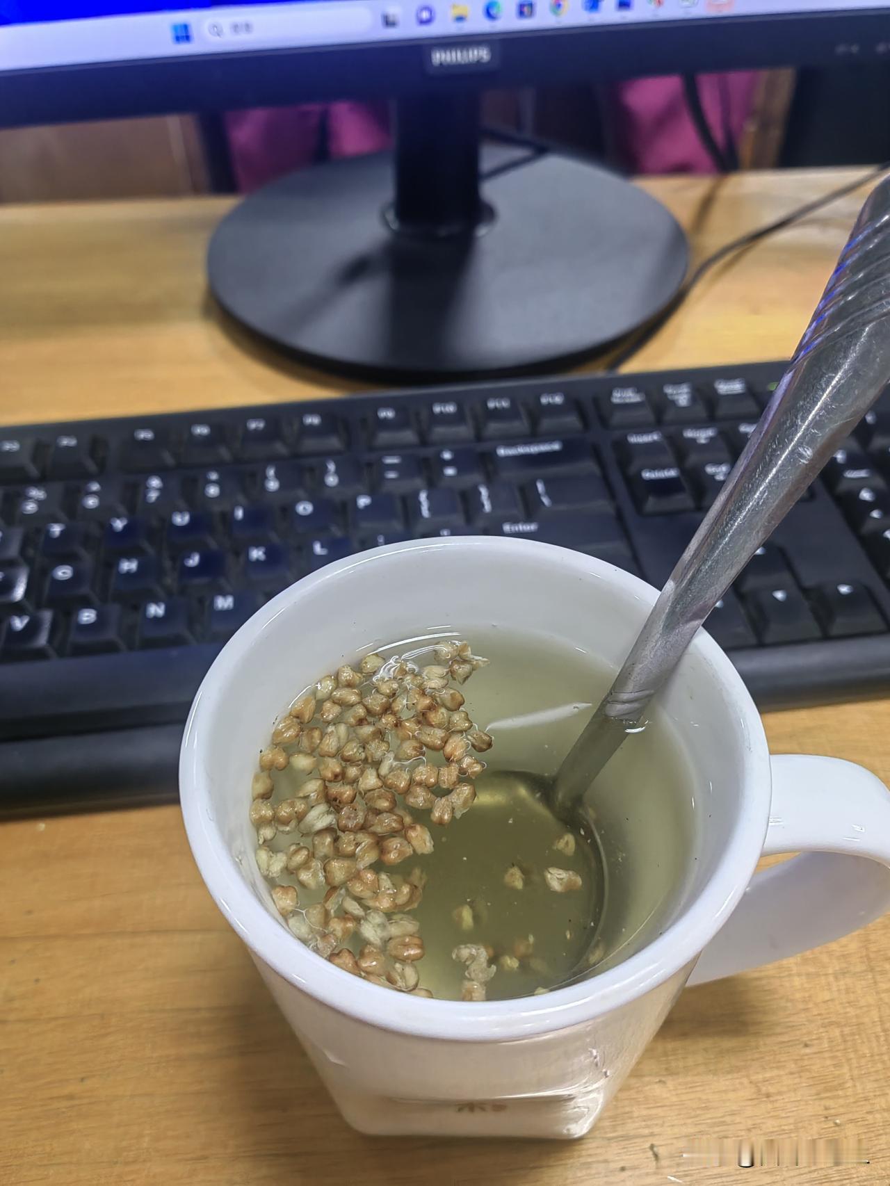 最近，爱上了黄苦荞茶，越来越喜欢这种纯粹的味道。把生活调成静音模式，泡一杯黄苦荞