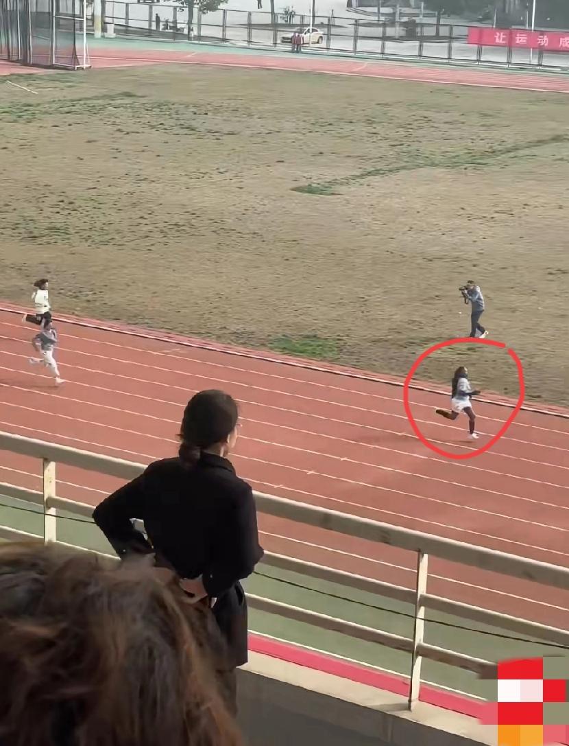 邢台学院运动会上，凡是有黑人留学生参加的跑步比赛，他们从未让冠军旁落过……
视频
