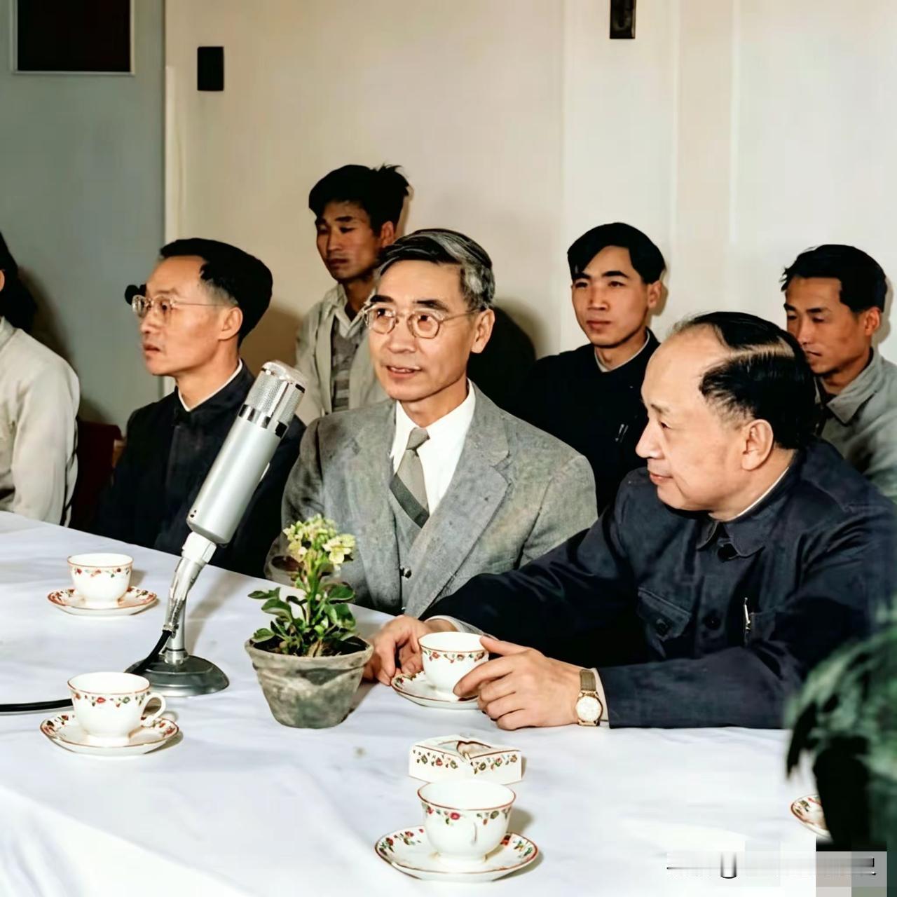 这张照片摄于1960年，画面中央的郭永怀与右侧的钱学森，是同门师兄弟，更是一生挚