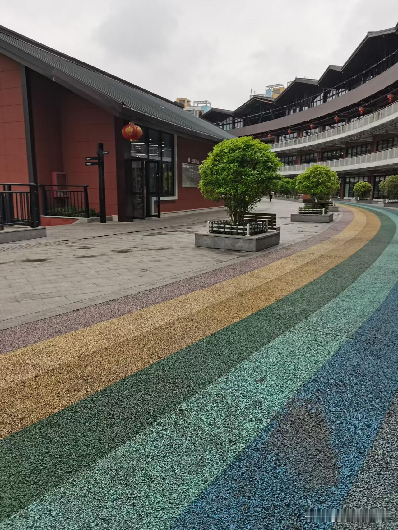 故地重游，踏入这片熟悉的土地，风景依旧。我曾在这湖边的垂柳下，和朋友谈天说地，笑