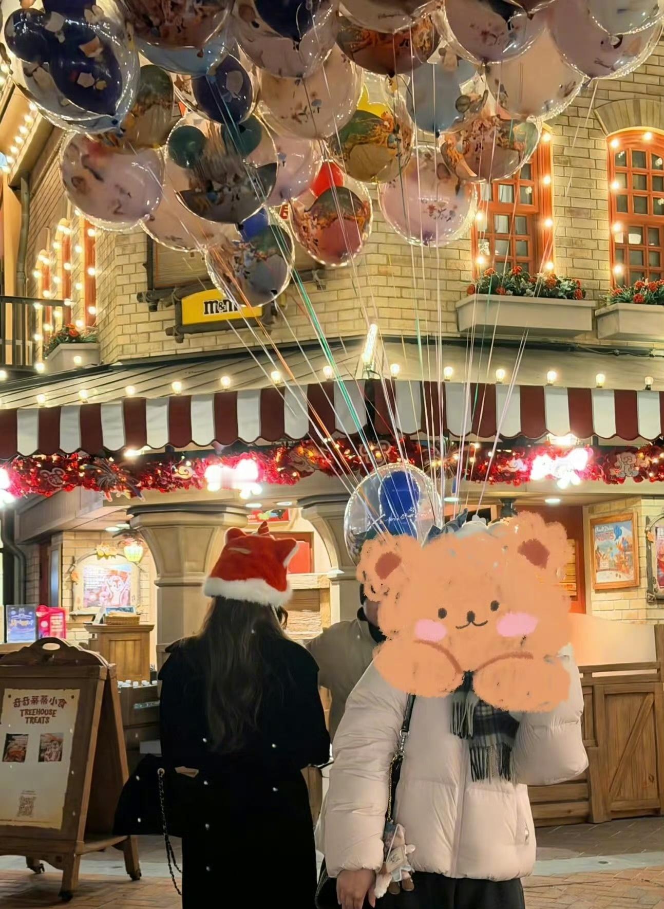 angelababy给路人拍照让位，就这样在迪士尼无痛获得与angelababy