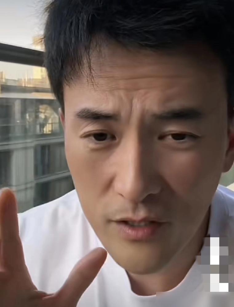 十年翻红，片酬涨了，新老婆有了，他终于开口澄清了。
2012年，靠《火蓝刀锋》