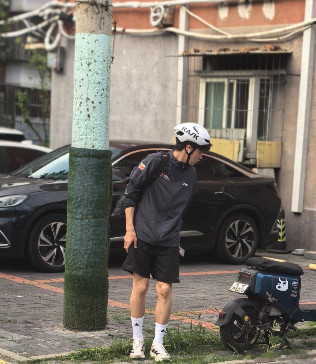 运动帅哥 夏天是个照妖镜，能把很多好身材给照出来，希望大家健身瘦身。做一个精致的