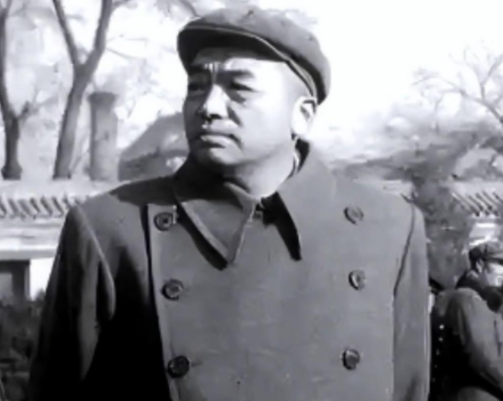 1961年11月，已被罢官的彭德怀回乡，湘潭地委书记华国锋等设宴招待。在饭桌中心