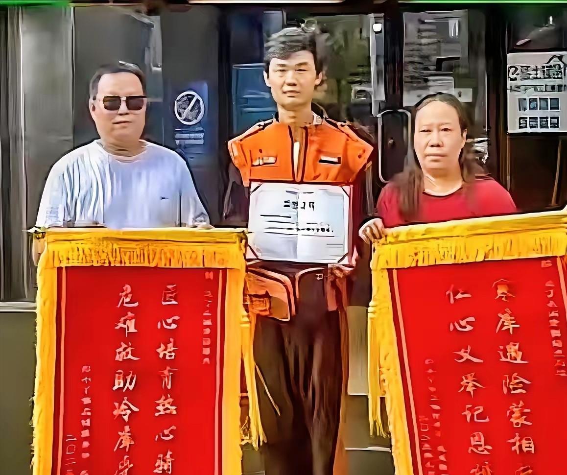 外卖小哥刘旭，就想找个墙角抽根烟。他怎么也想不到，这根烟的工夫，会有一个女老板冲