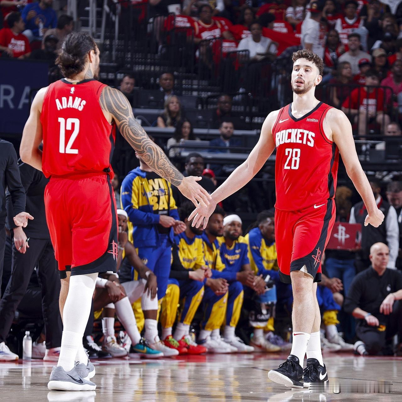 乌杜卡醒醒吧:别再用双塔了，篮筐都快被砸歪了！
今天火箭对阵雷霆的时候，乌杜卡弃