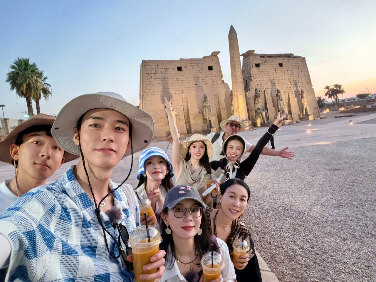 李沁埃及游客照李沁马思纯比心🫰李沁马思纯比心 ​​​