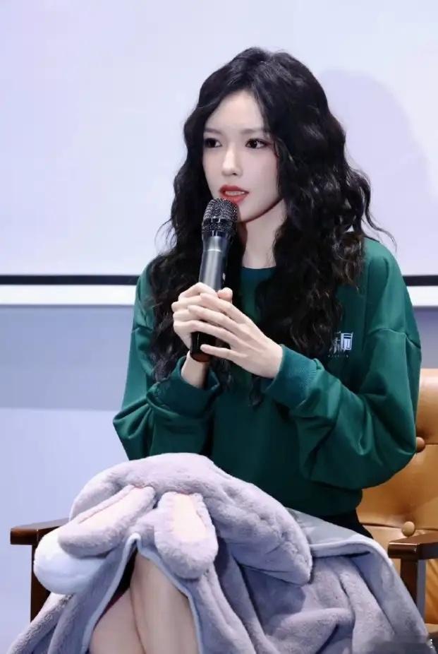 钟楚曦的《明日乐园》阵容好强大男女主是钟楚曦和尹昉，其他演员阵容公布，有敖子逸，