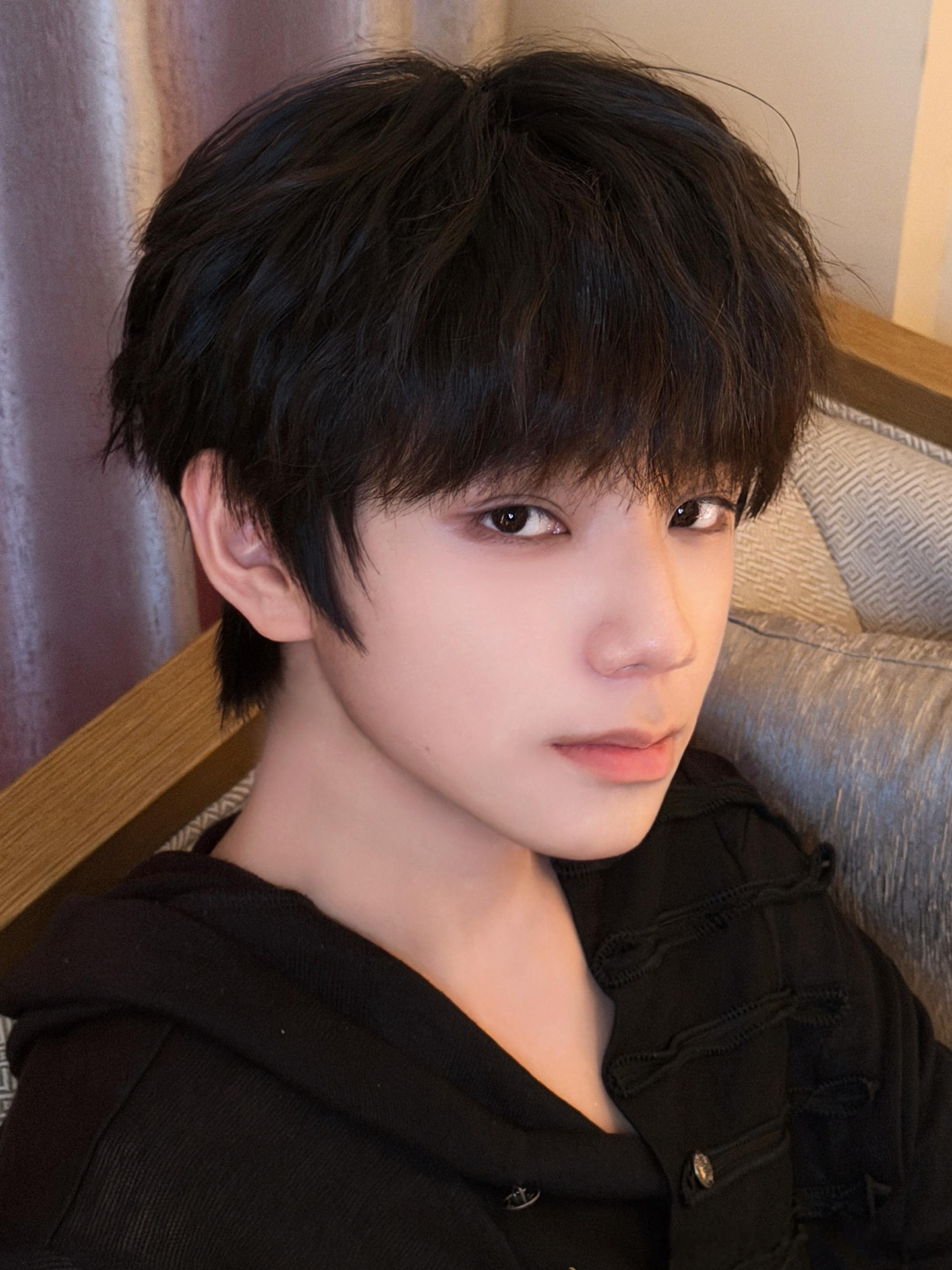 王橹杰发了一套库存 王橹杰更新了一套库存并说好久不见卷毛+黑色look好帅！侧颜