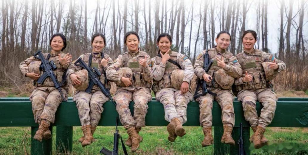 这几个女兵飒不飒？这几个女兵美不美？提几个问题考考你，她们这是啥军种？抑或是啥兵