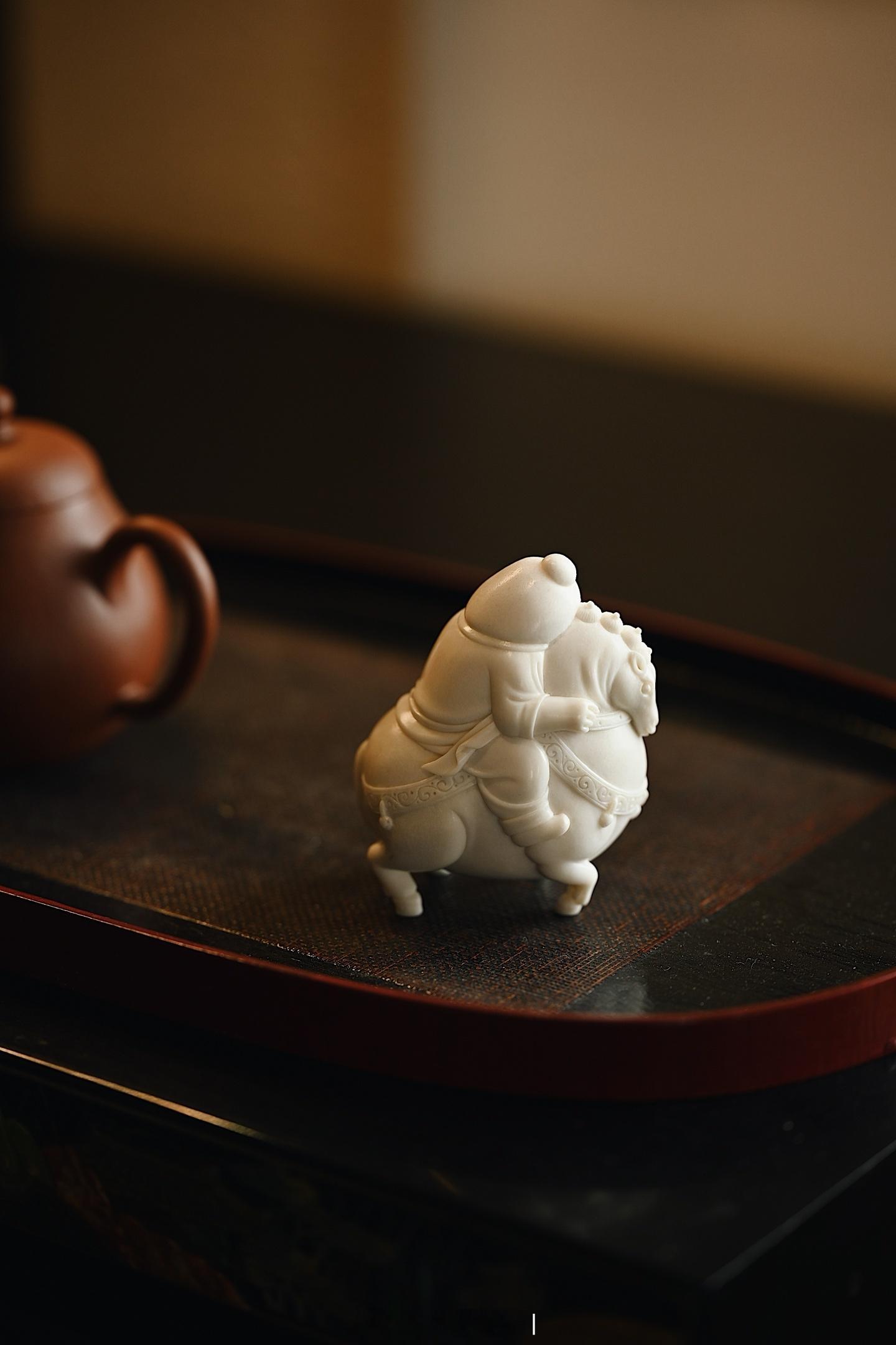 鹿角 | 马上封侯雕刻童子面庞丰腴，眉眼弯弯，笑意盈盈，衣纹软垂，尽显盛唐稚童憨