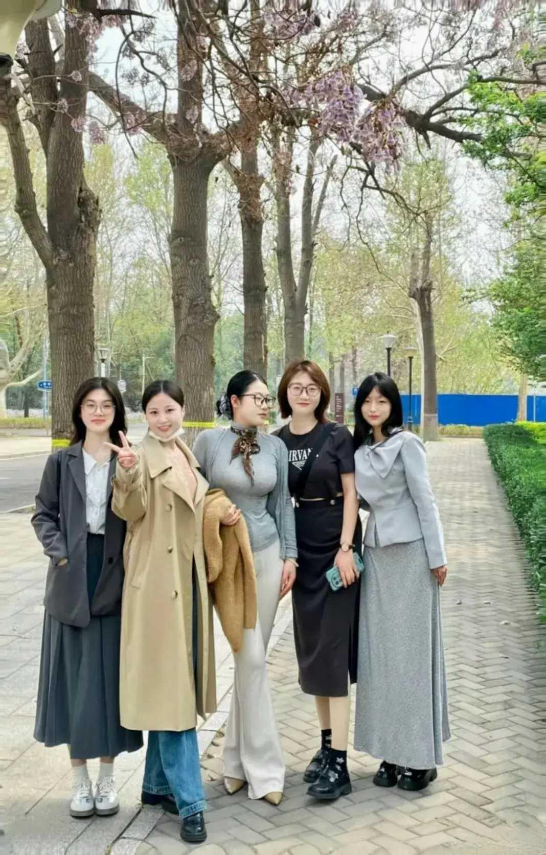 为什么我老婆每次开同学会都是站C位呢？有那么突出嘛？感觉一般般呀.

【聚焦川大