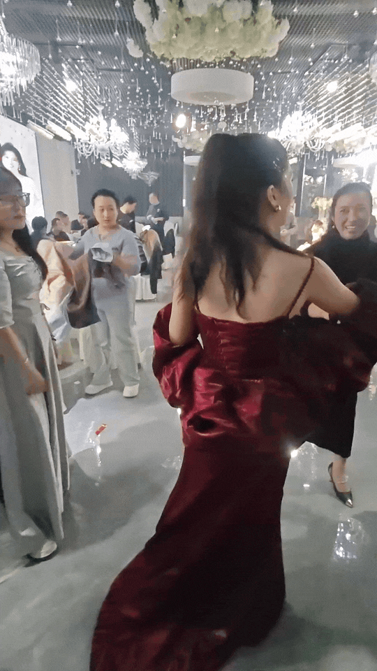 山东一新娘刚换完敬酒服出来，竟然发现宾客已经全部吃完走了，新娘满脸尴尬，却又不好