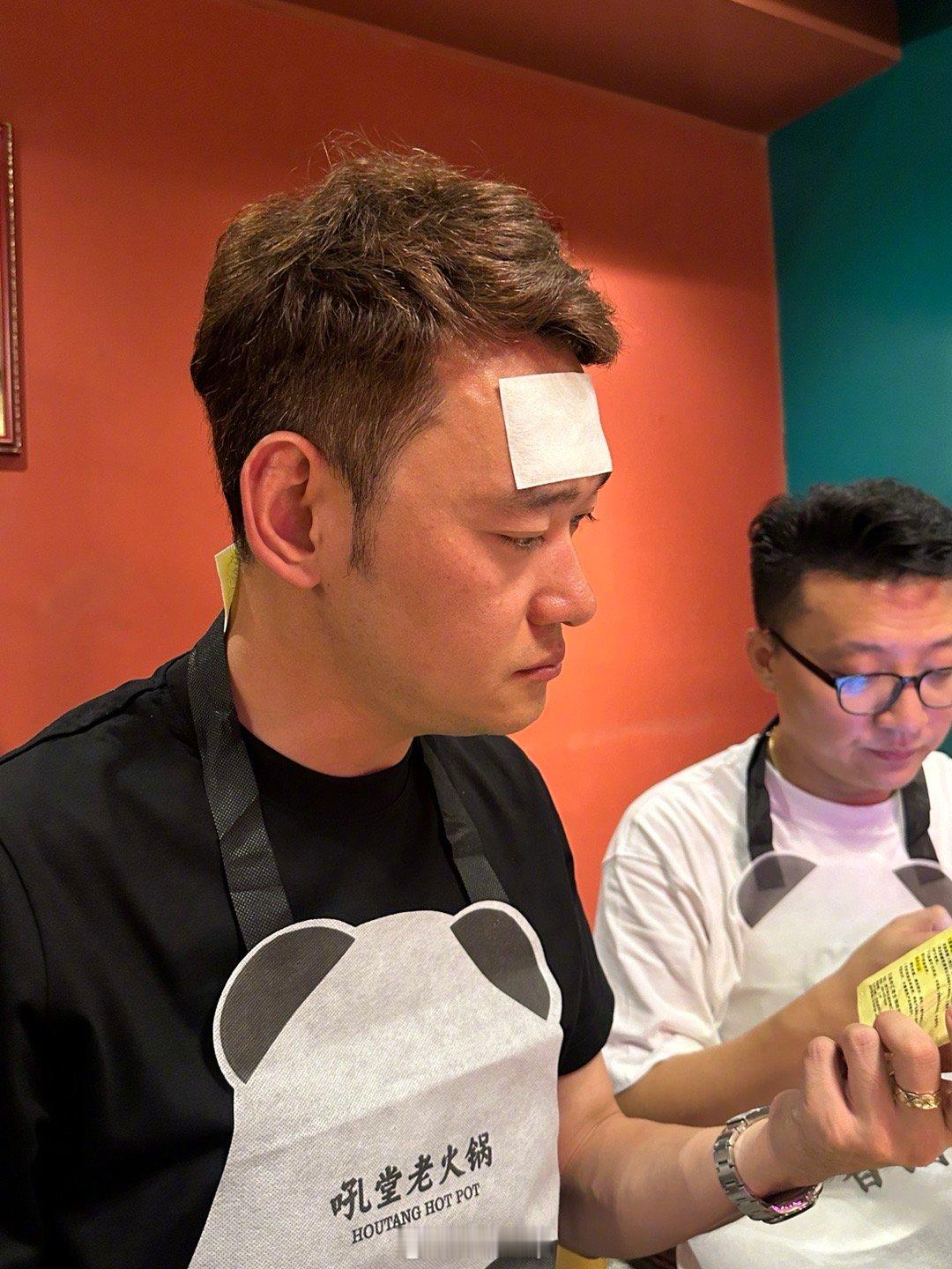 吃个火锅嘛不就是，你看看这三个人，明显有点虚[doge][doge]​​​