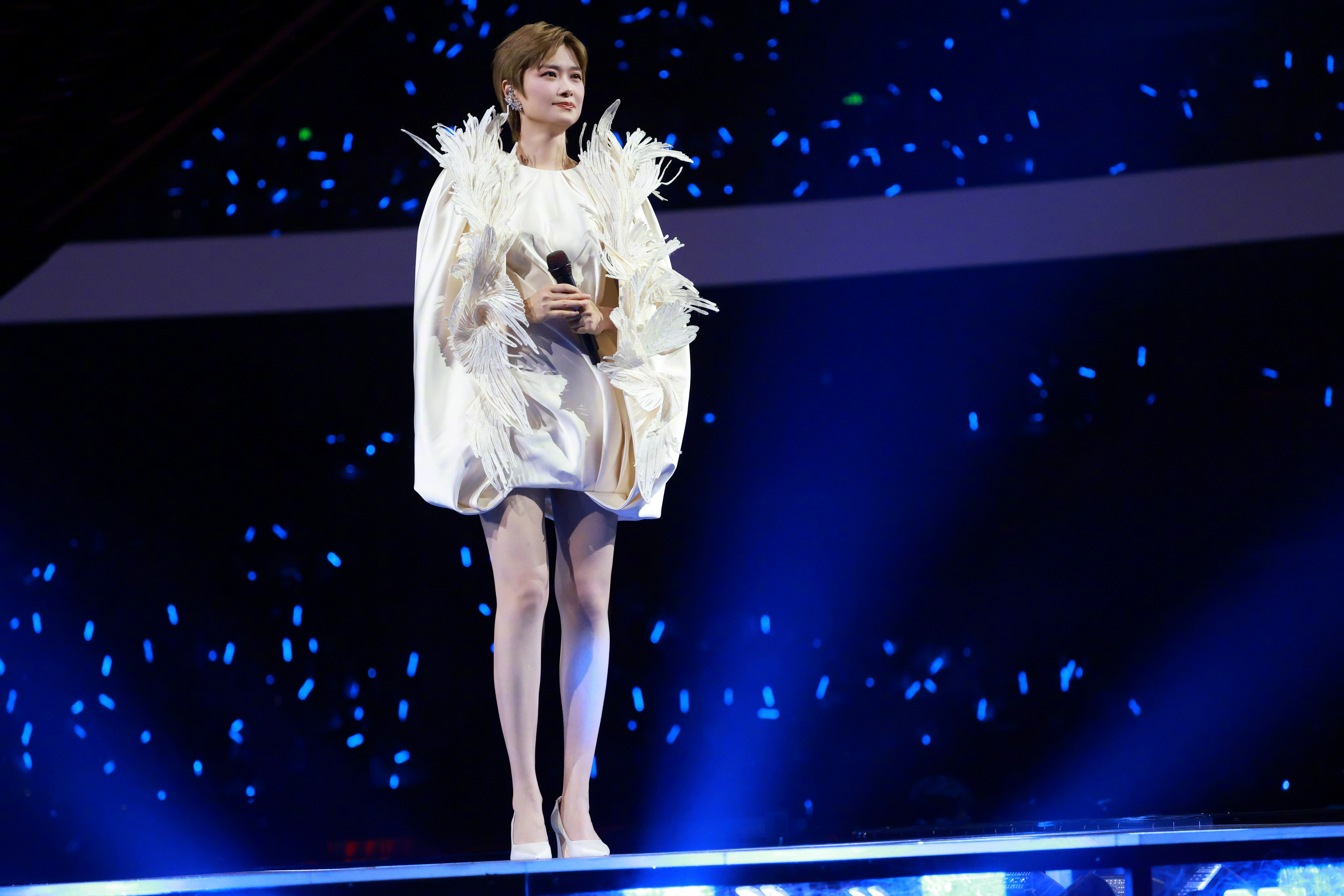 李宇春蝶翼裸背裙李宇春2026皇后与梦想巡回演唱会 时隔14年重返武汉开演唱会的