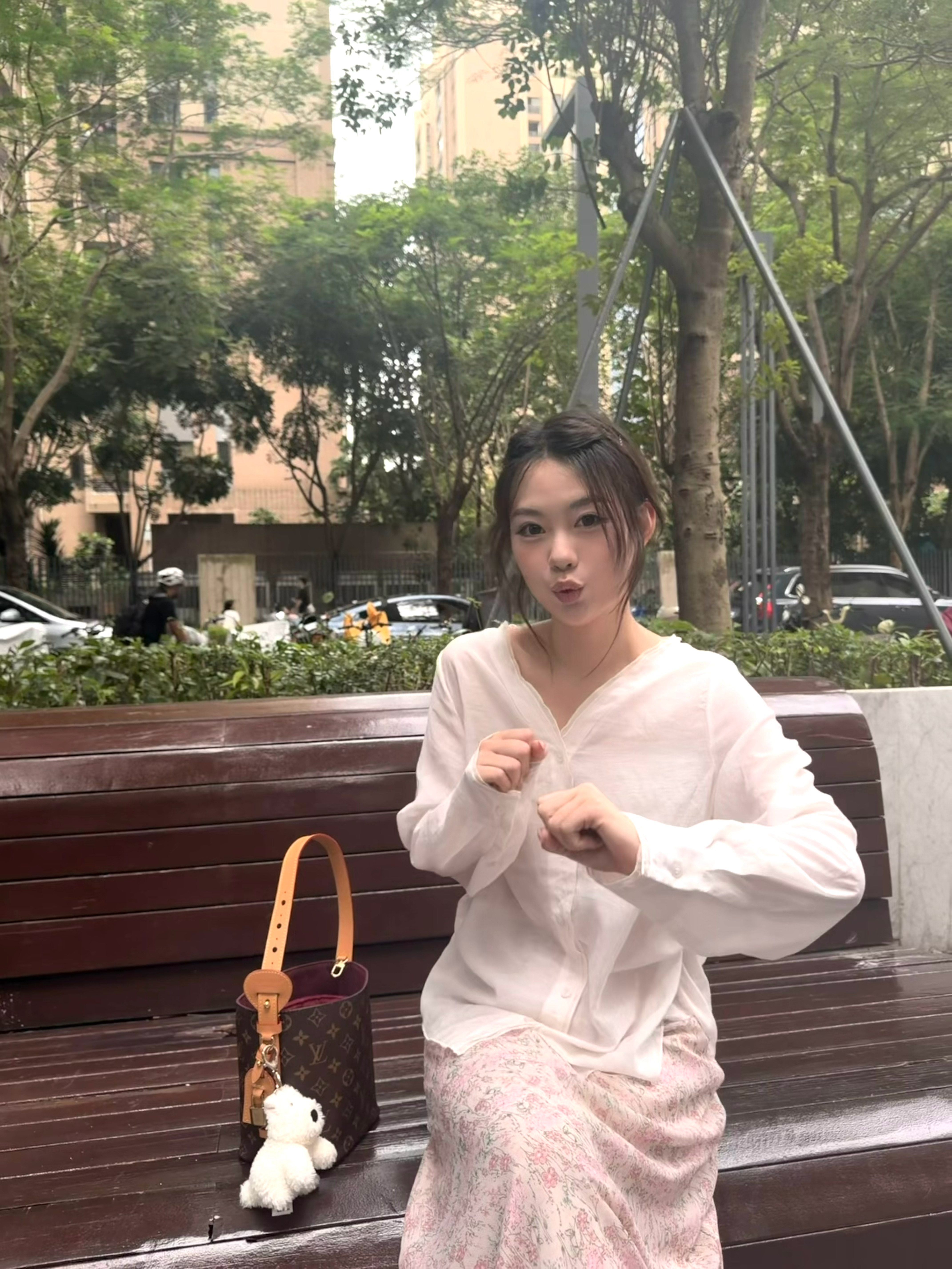 同一个位置拍的iPhone17PM和理光gr4相机买的值