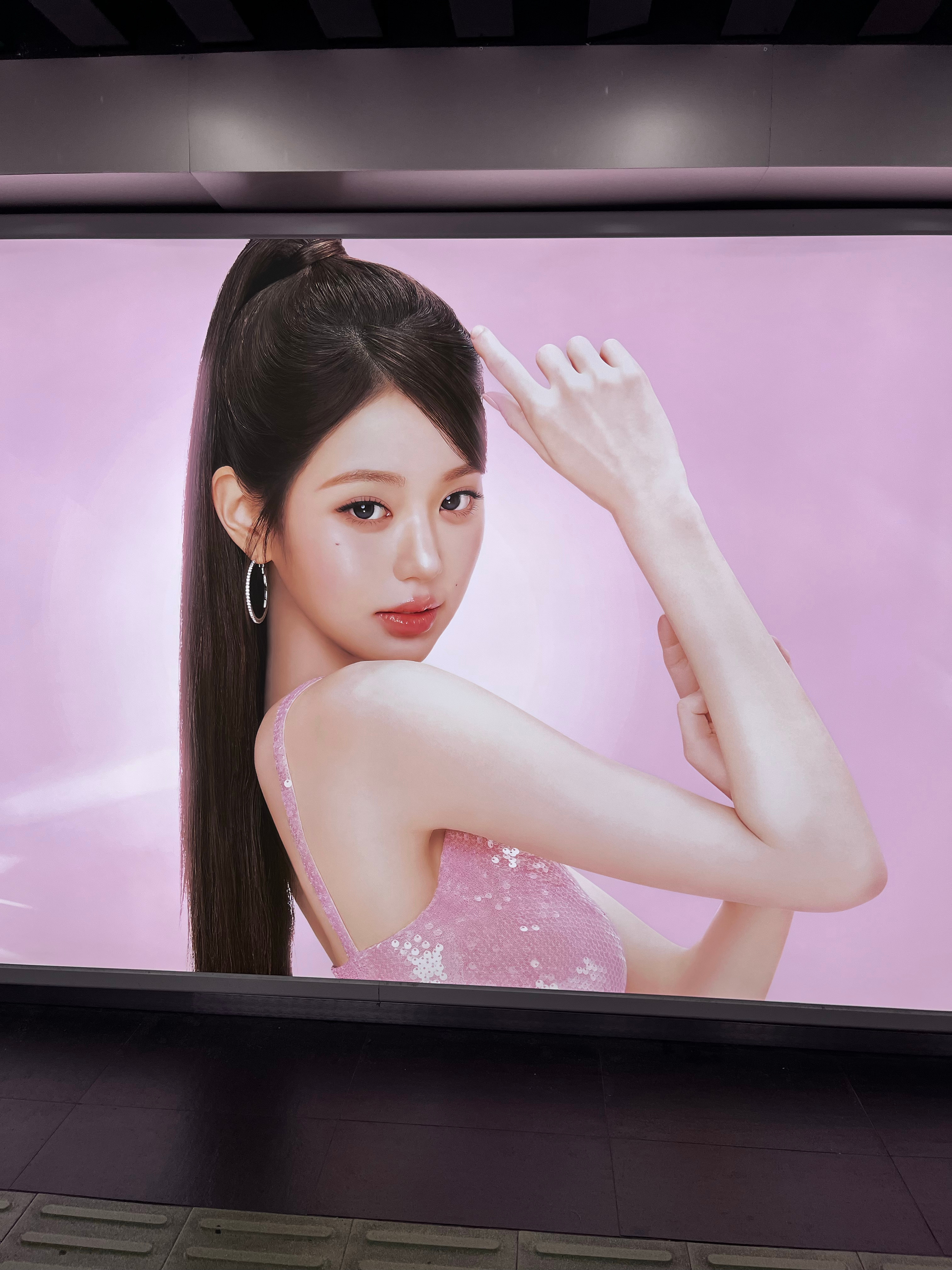 今日🆕广州大屏 美得像芭比～张元英力士品牌形象代言人