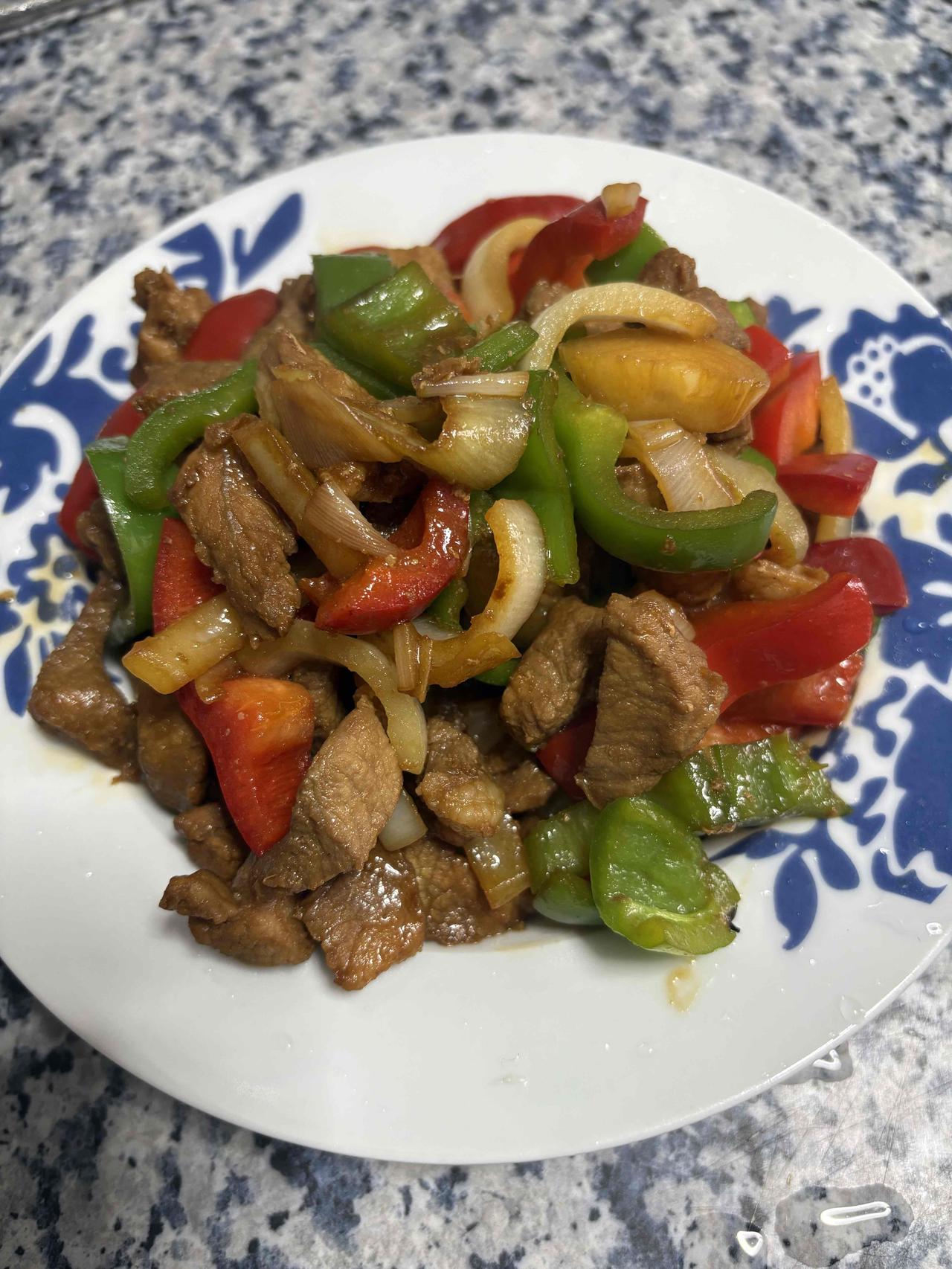今天瘦肉炒洋葱，搭配青椒和红椒，色香味俱全，简单好做又好吃。

把瘦肉洗干净，切