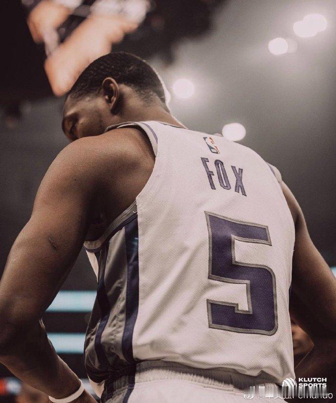 前一场才创下单场7颗三分球生涯新高的国王当家后卫De'Aaron Fox，今天马