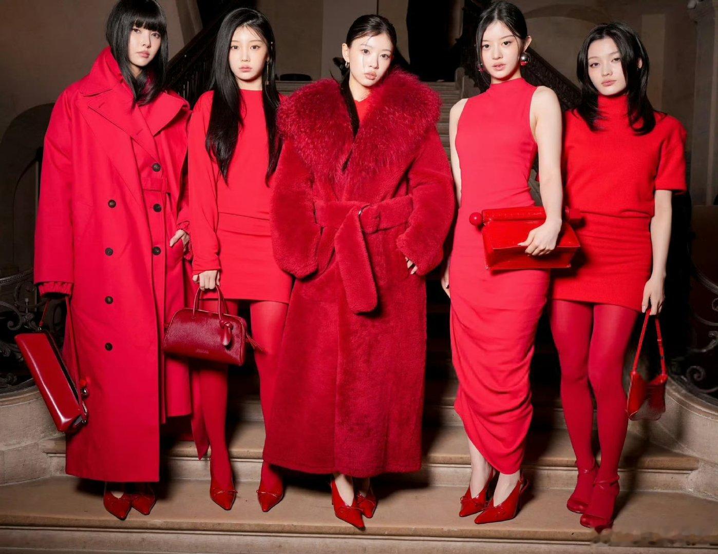 ILLIT亮相巴黎时装周 全员红裙气场拉满！从面料到剪裁都尽显用心，成员们的时尚