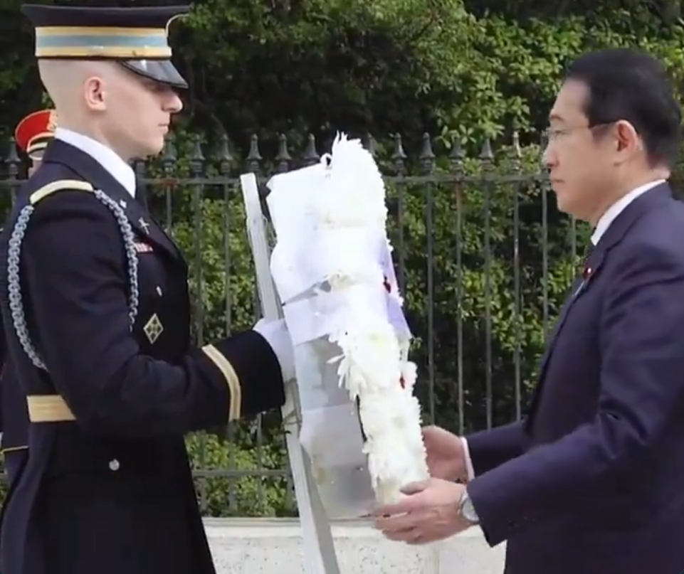 日本首相岸田文雄访美，啥也没干呢就先被拉去向阿灵顿国家公墓上坟献花圈，言下之意先