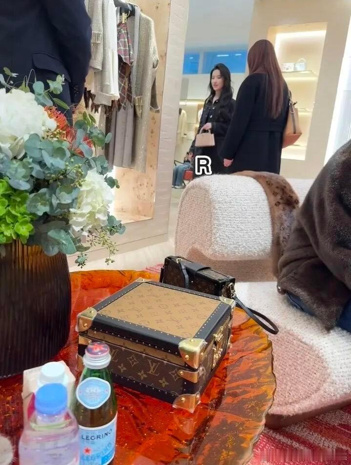 三里屯偶遇刘亦菲逛LV网友在三里屯偶遇刘亦菲逛LV，现实中看肯定更美的。偶遇刘亦