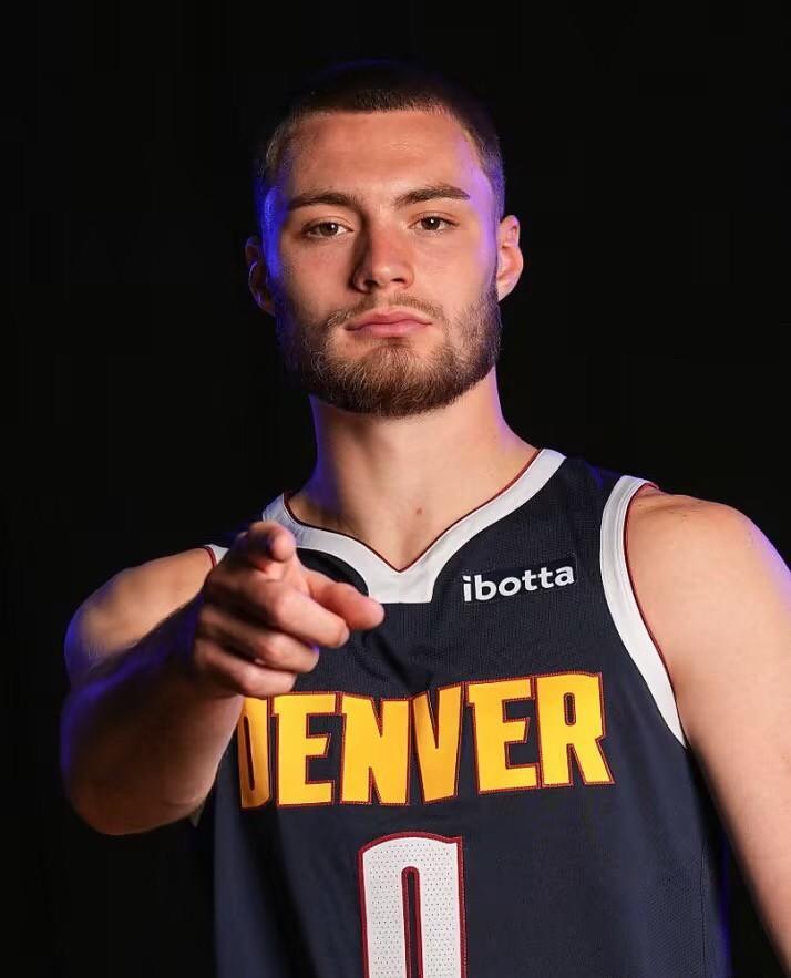 布劳恩要3000万，掘金只给2400万。
一个想当头牌，一个只想省钱。
20号前