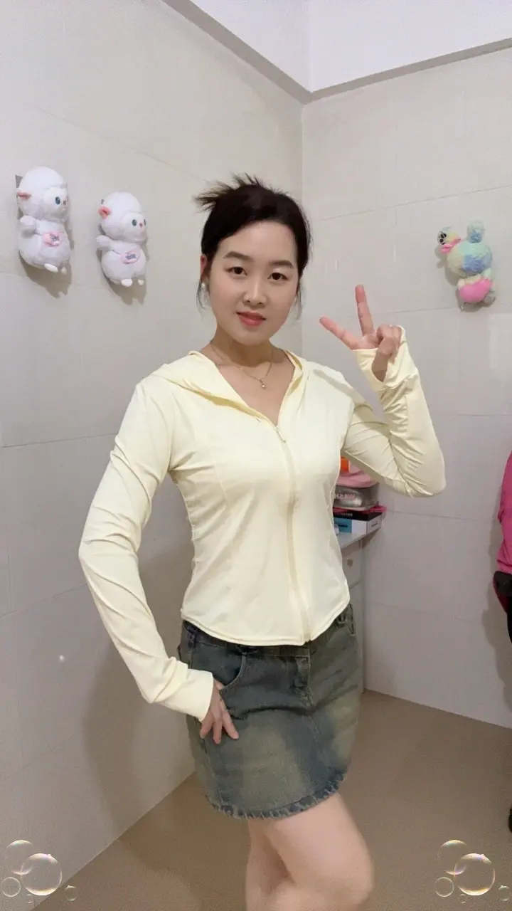 与其去追一个你爱的人，还不如去接纳一个爱你如命的人，因为你爱的人随时都...