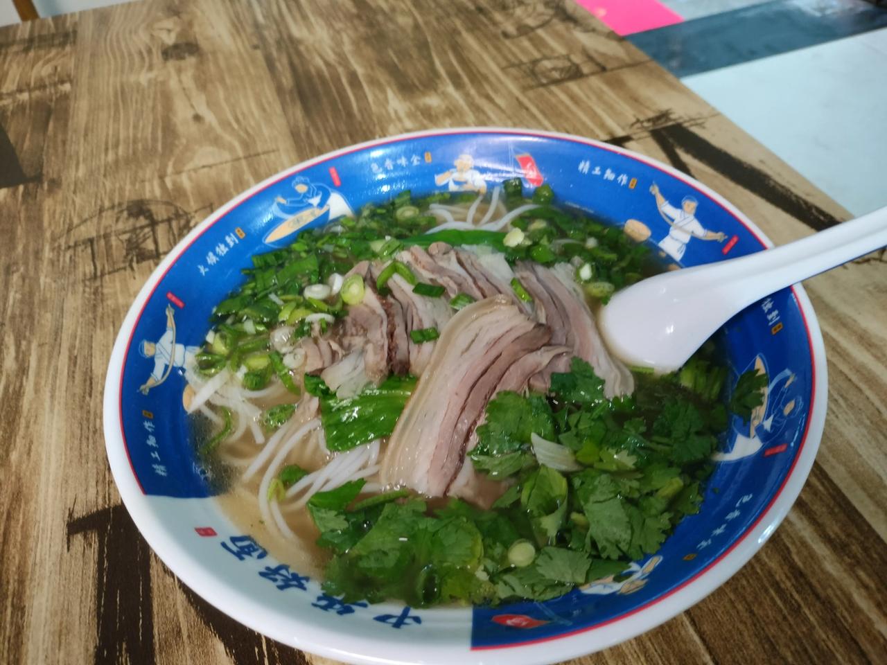 汉语十八级，恐怕无人能解：

我虽然能吃苦，但是我吃不了苦。