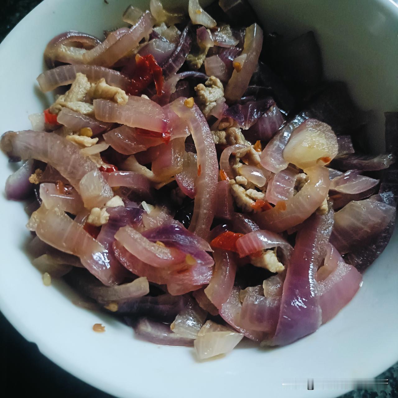 今天的早餐:洋葱炒肉。

我喜欢吃洋葱，洋葱炒肉，洋葱炒蛋，或者烤肉做配菜都是非