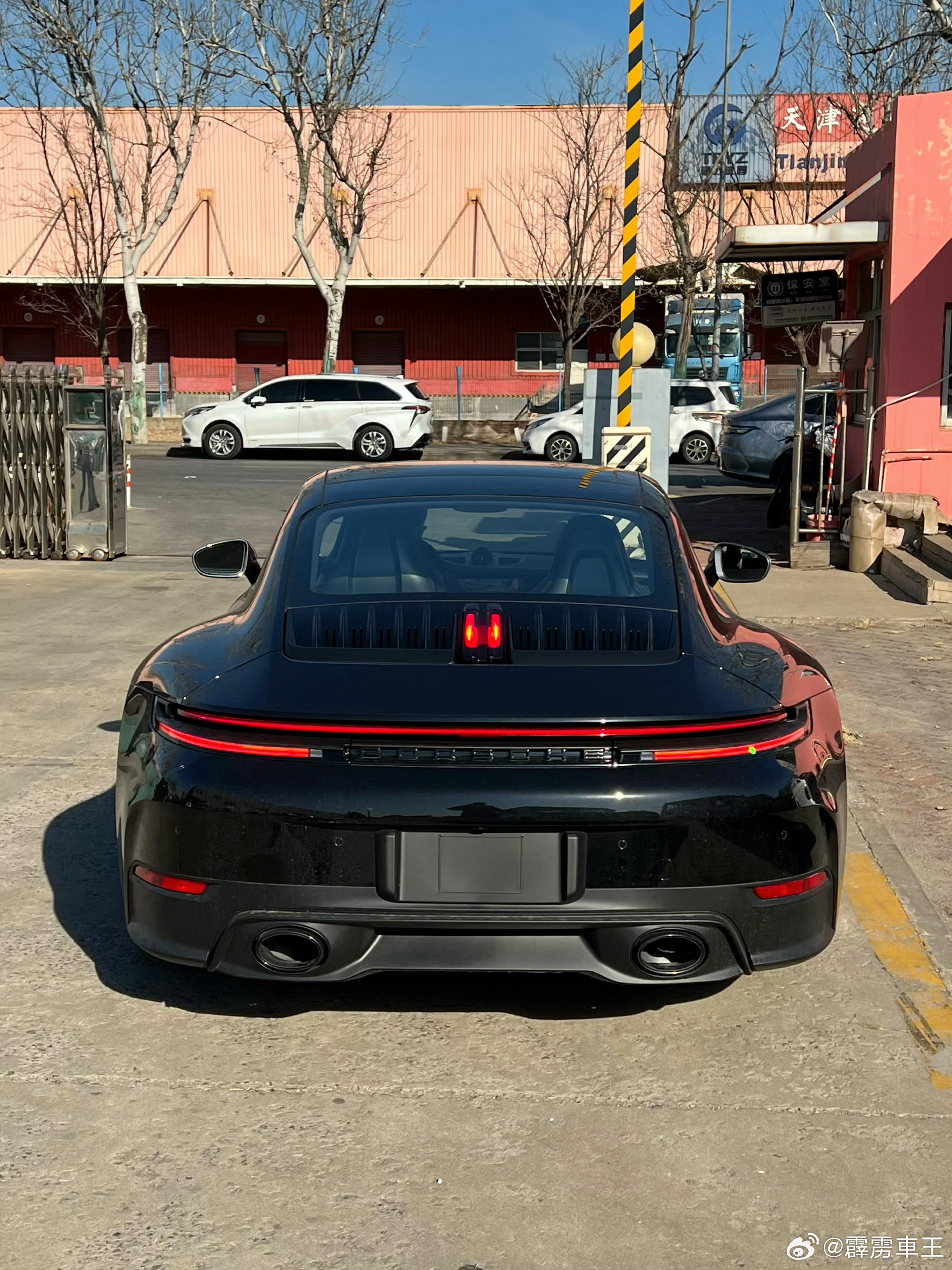 保时捷推出手动挡911 Carrera S跑车保时捷出了一款手动挡的911，专门