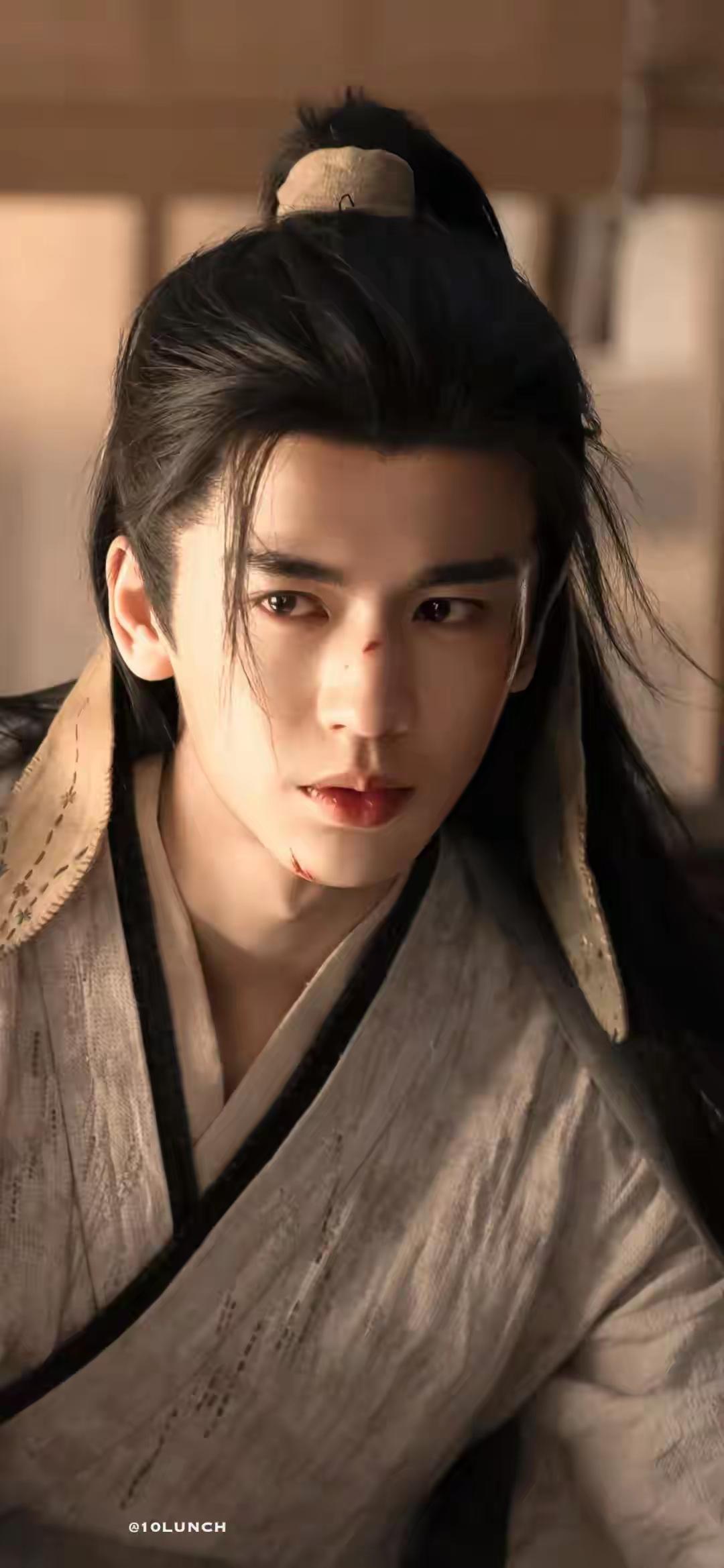 最近张凌赫被黑的有点惨，逐玉我也看了，前边不错，看着还行，后边剧情太拉胯，看不下