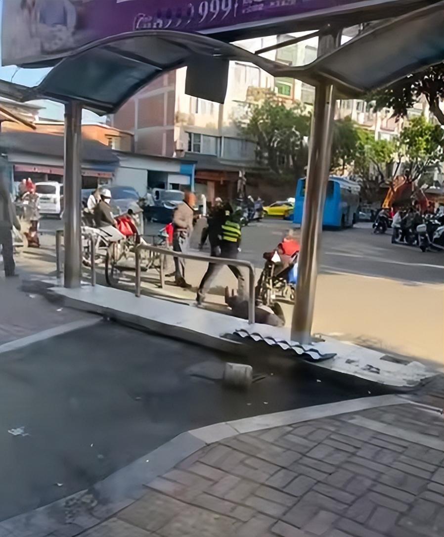 福建福安市近日曝出一起争议事件：一名老人与城管发生争执后不幸离世。网传视频显示，
