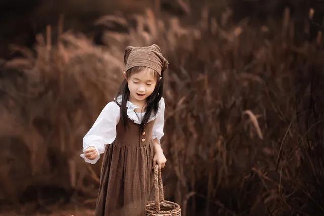 寻真爱
妹于老家侯真爱，
不羡富帅不求财。
唯期一世两相好，
夫唱妇随向瑶台。