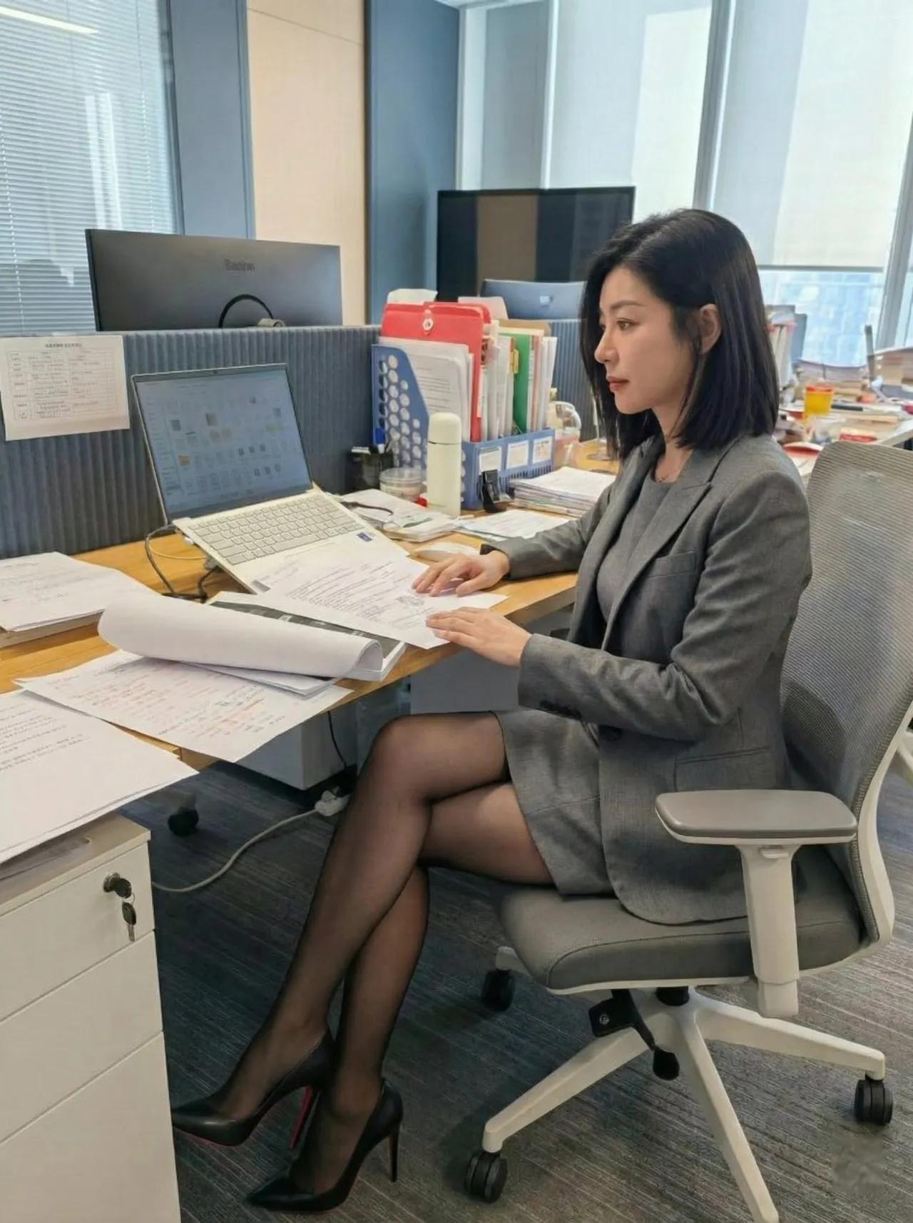 从穿着打扮上来看，如果是在体制内的话，她大概是担任什么样的职务？