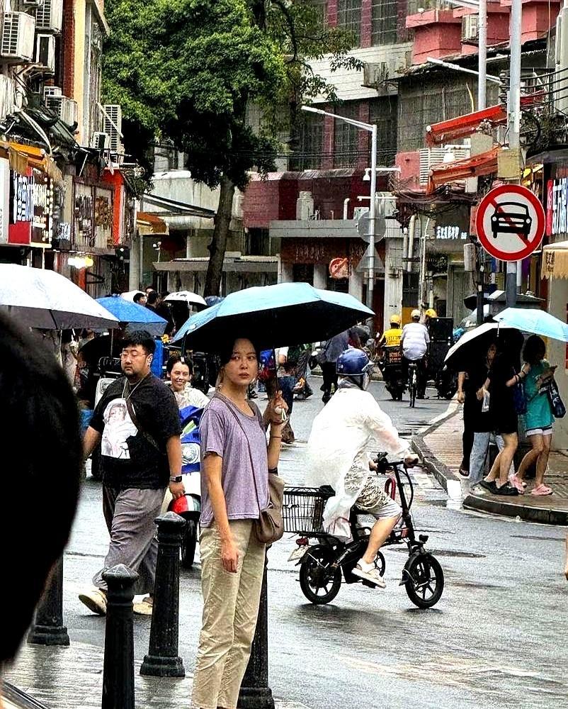 影后和被群嘲的蜡像脸，居然是同一个人。
 
电影路演现场，她顶着突出的苹果肌独自