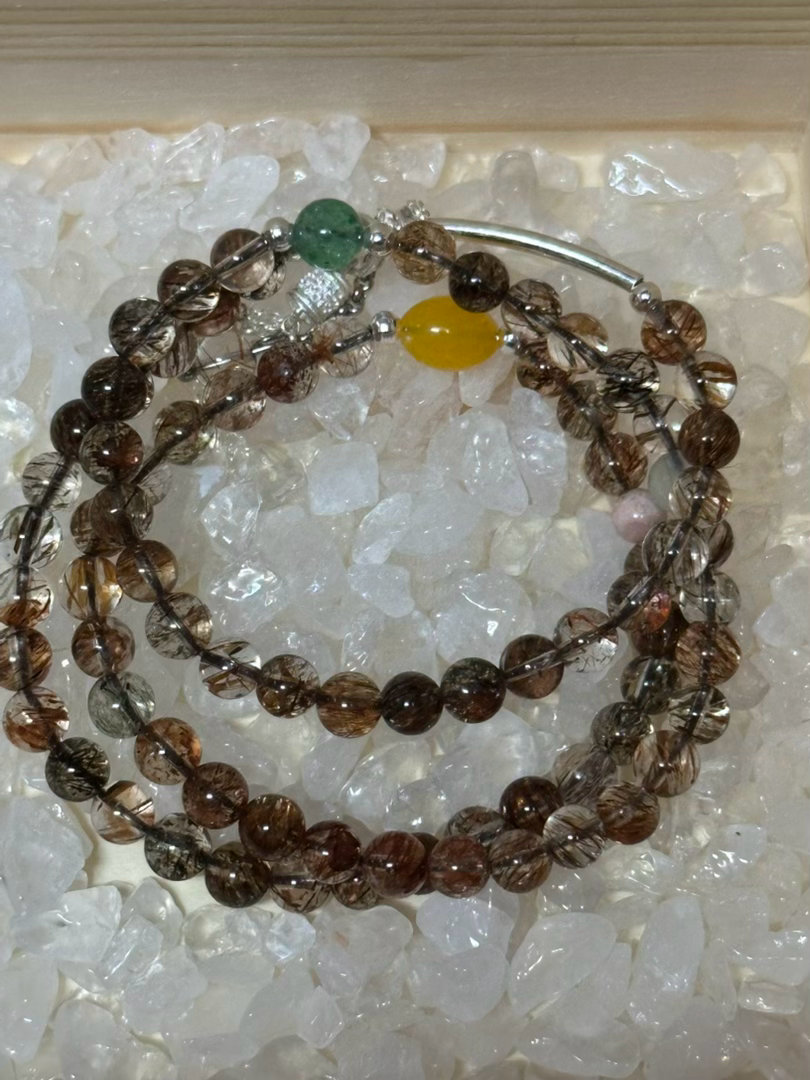 我的水晶手链到啦，比我想像中的小颗，戴起来满秀气的。 水晶也是个坑，越败越多啊