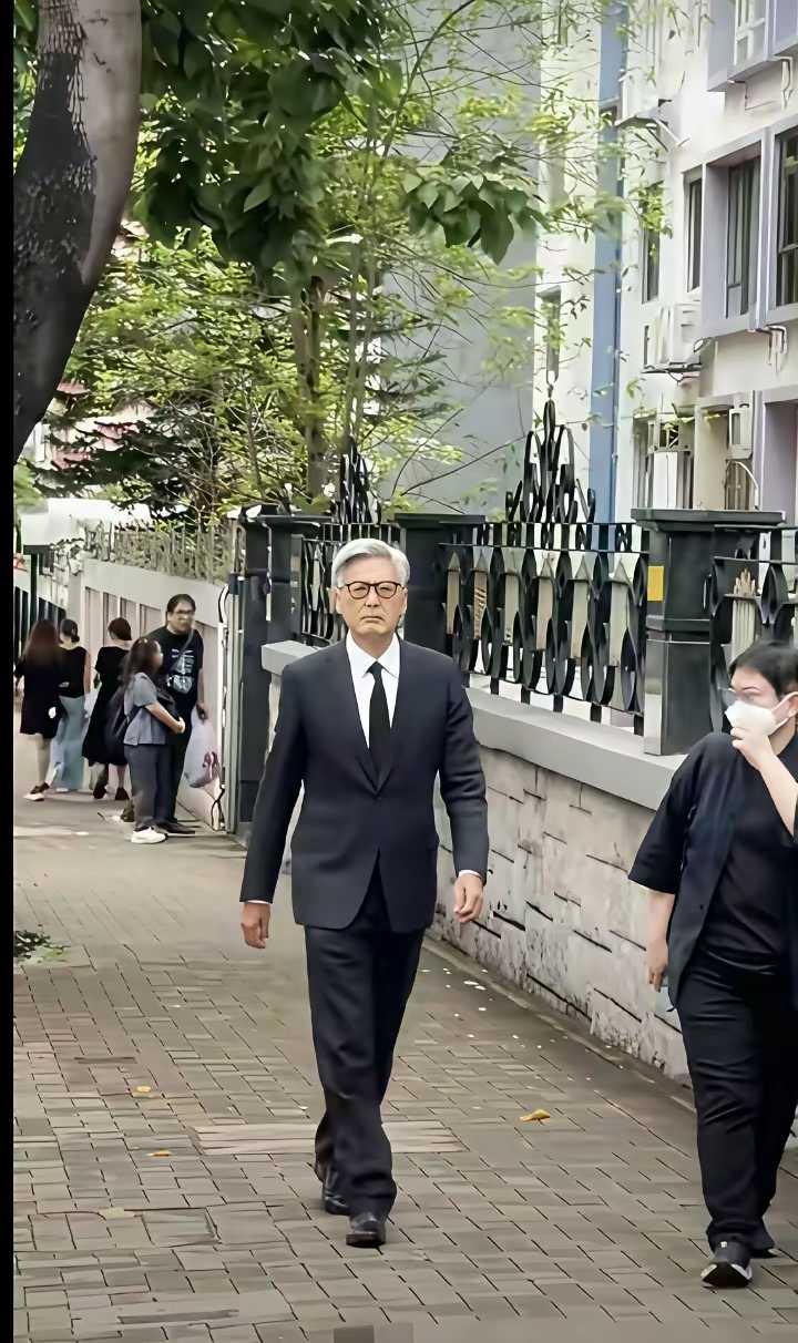这位满头白发的老头，曾经的男神，一级演员，影帝，现在依然还是英俊潇洒，气场强大，