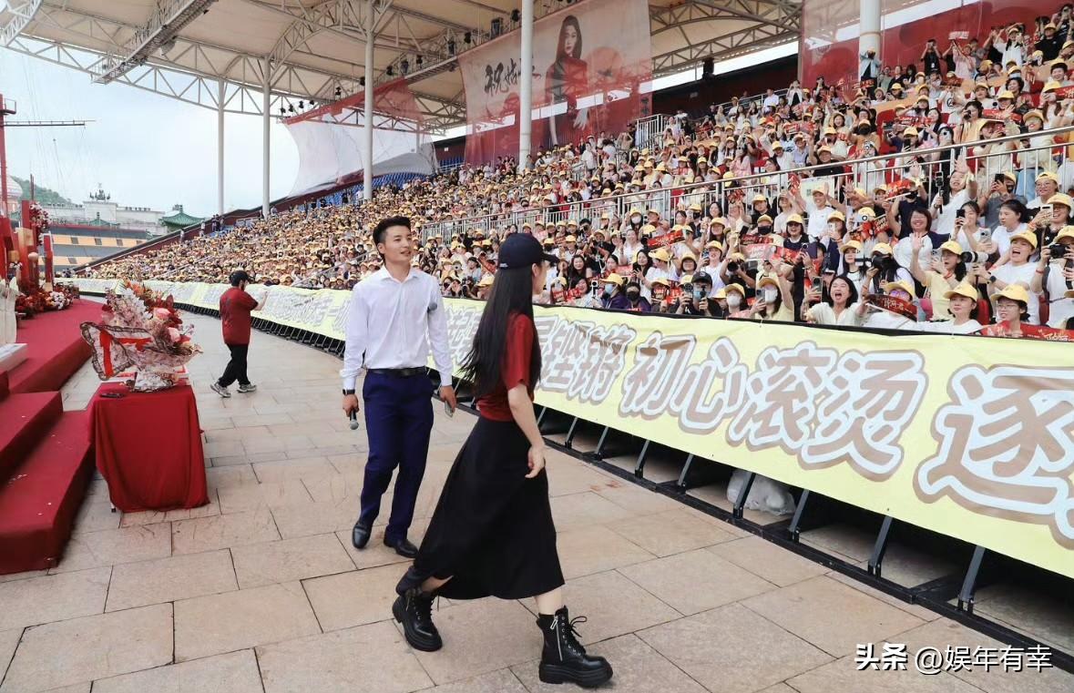 内娱又多了一位女顶流，那就是陈丽君。她和别的顶流不一样，属于男女通吃的类型。男粉