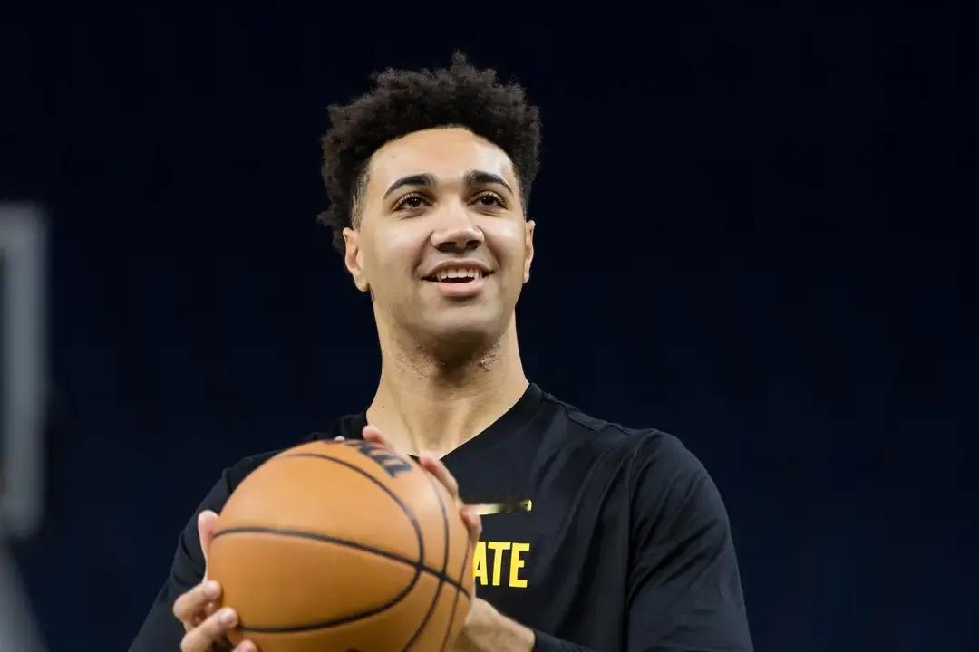 杰克逊戴维斯得到18分，库明加复出后，勇士还会用他打首发吗？
第一，勇士新首发内