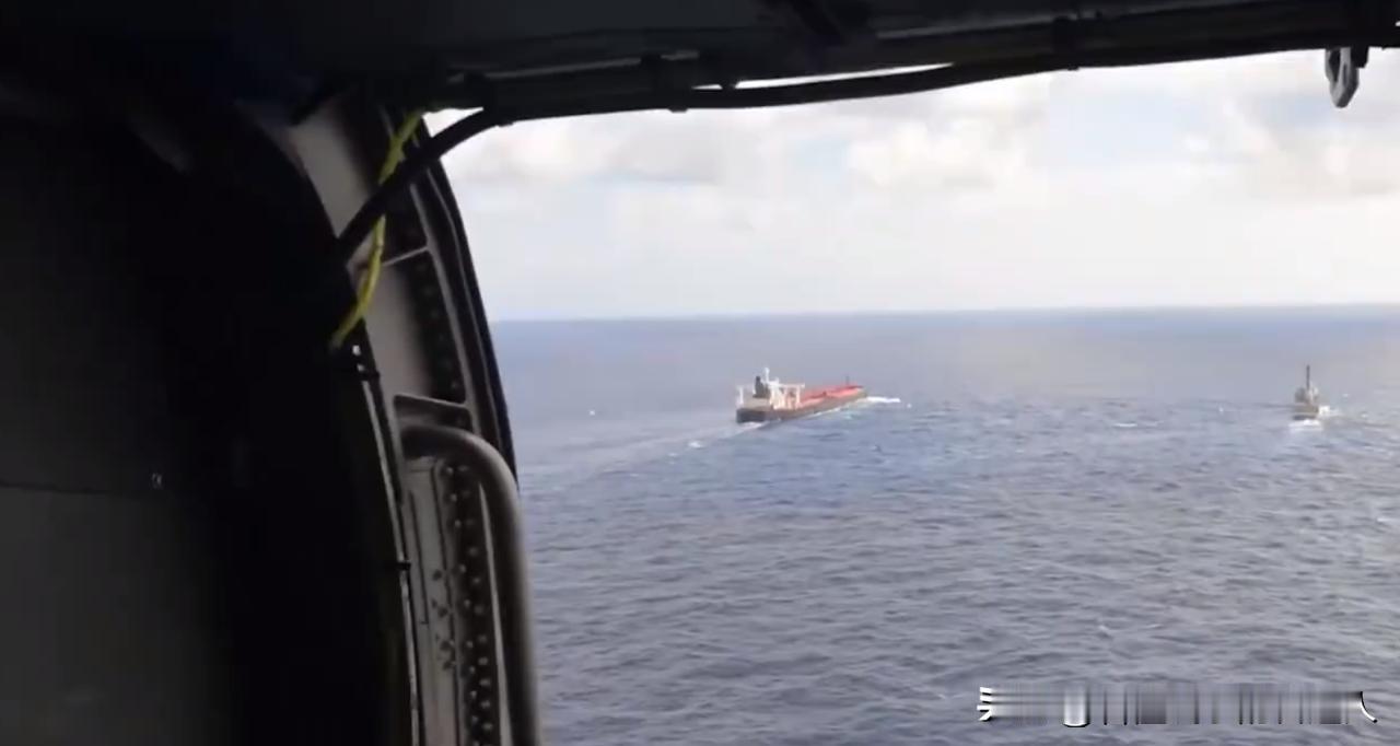 美军在阿曼湾击穿伊朗货船轮机舱，海军陆战队强行登船控制！很多人以为，这是美方依法