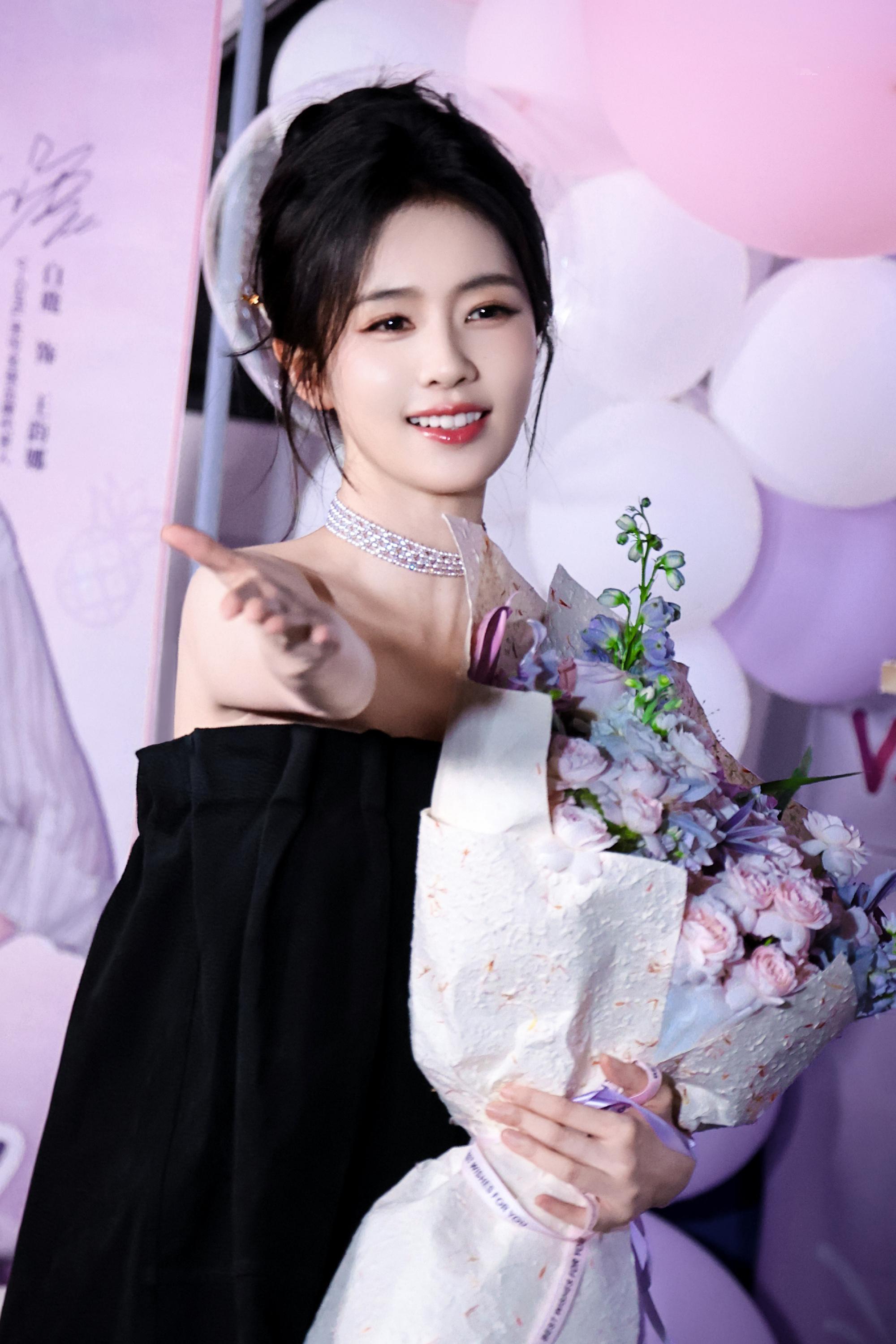白鹿[超话] bl白鹿 bl白鹿V-GIRL未可全球品牌代言人太阳遗落在云间，你