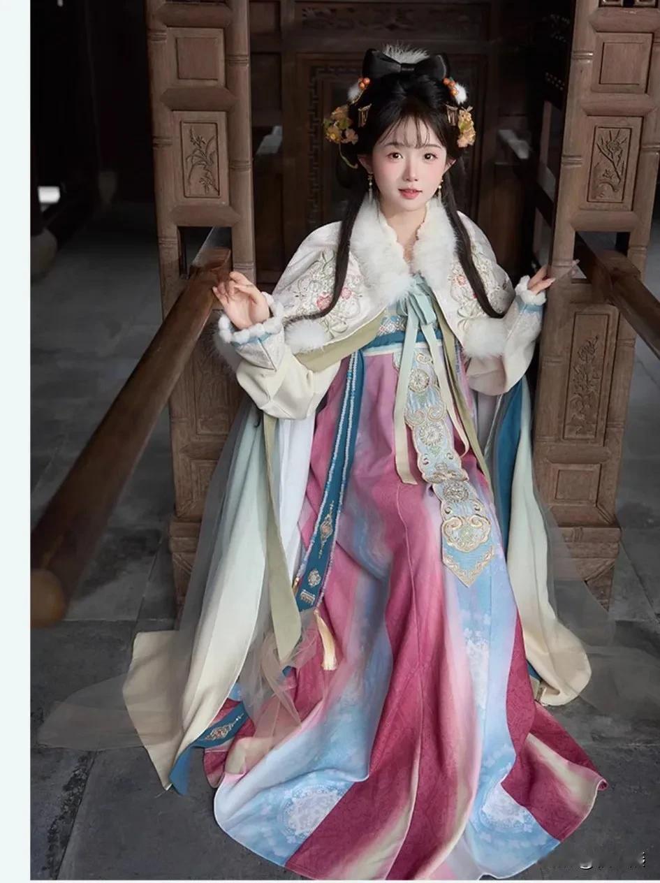 这件衣服漂亮吧？
穿在这个小仙女身上，仙气飘飘，真是爆美的古风裙装。

不知道为