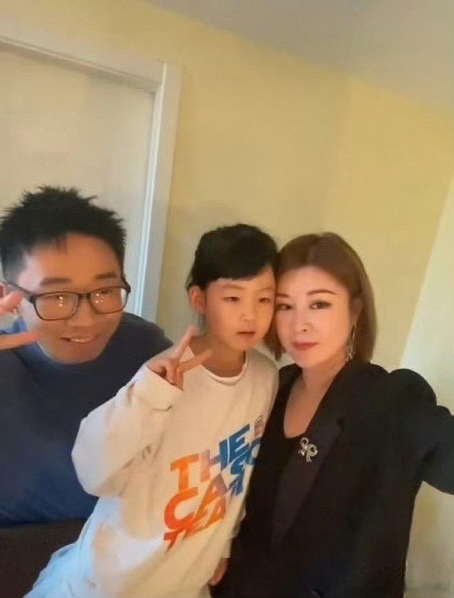 杨迪说杜华是娱乐圈西施 我们的宿舍 杨迪简直是语言界的“泥石流”！玩卡牌时，大家