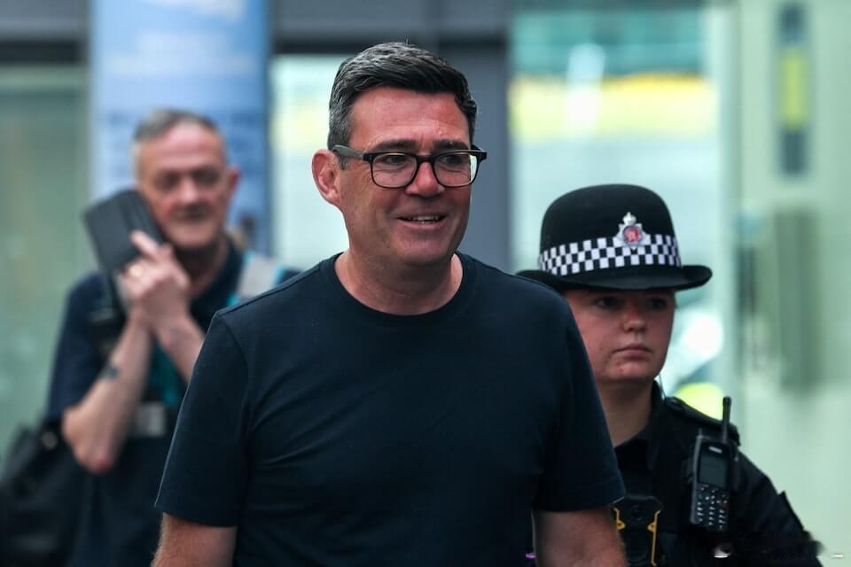 英国首相斯塔默宣布辞职后，近日在国会补选胜出的前曼彻斯特市长安迪·伯纳姆有望接替